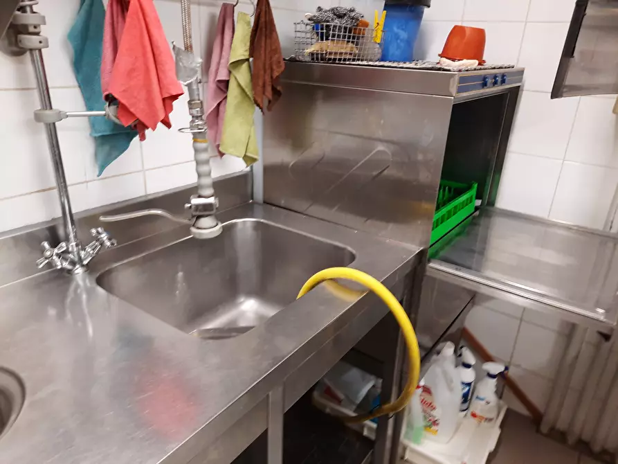 Immagine 13 di Attività commerciale in vendita  in Viale Regina Margherita a Viareggio