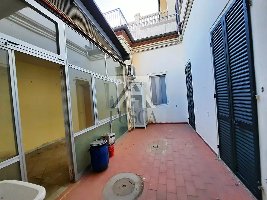 Immagine 14 di Palazzo in vendita  in via carrara 23 a Viareggio