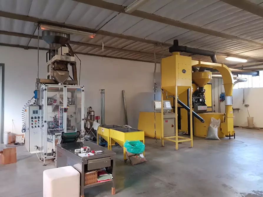 Immagine 3 di Attività artigianale in affitto  in Via dell'Arpino 3A a Capannori