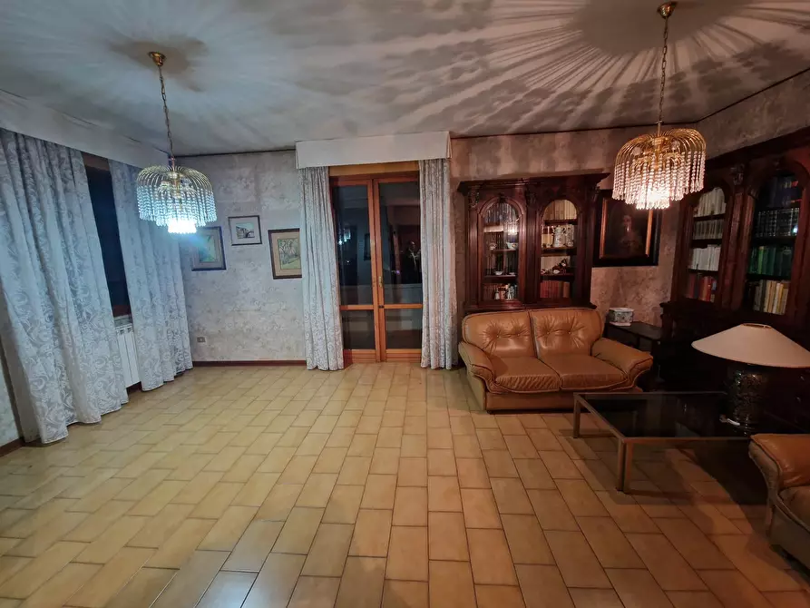 Immagine 3 di Pentalocale in vendita  in Via Giacomo Matteotti 405 a Lucca