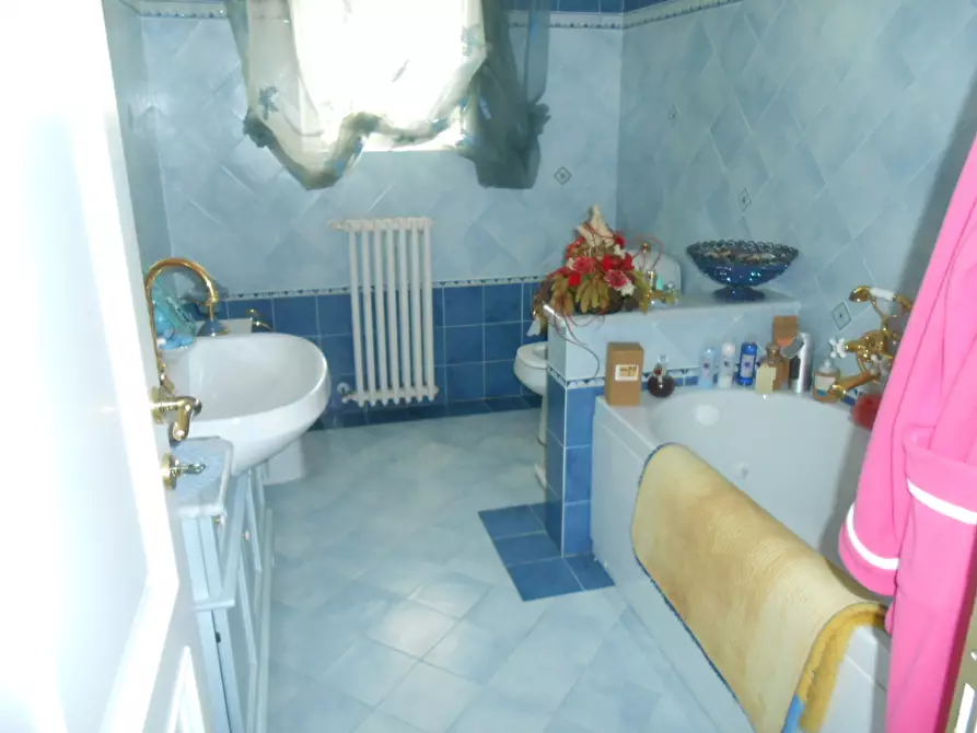 Immagine 18 di Villa in vendita  in Via per Chiatri a Lucca