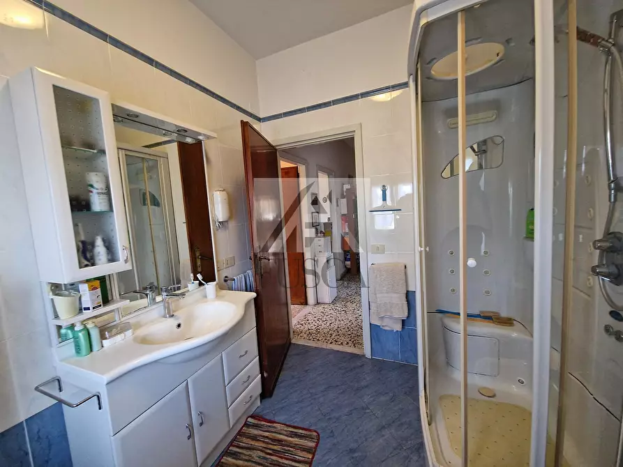 Immagine 9 di Pentalocale in vendita  in Via Francesco Ferraris 149 a Lucca