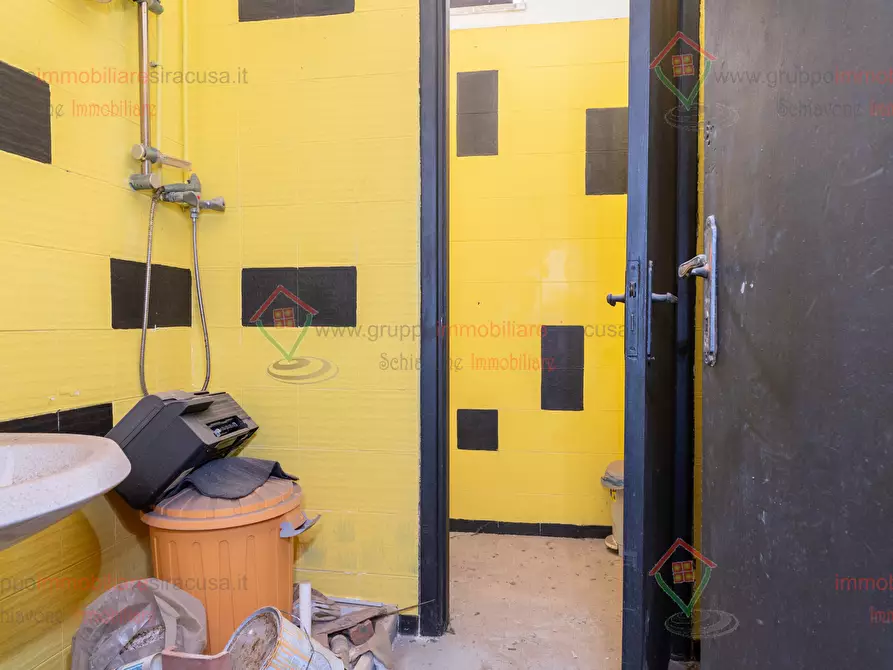 Immagine 13 di Locale commerciale in vendita  a Siracusa