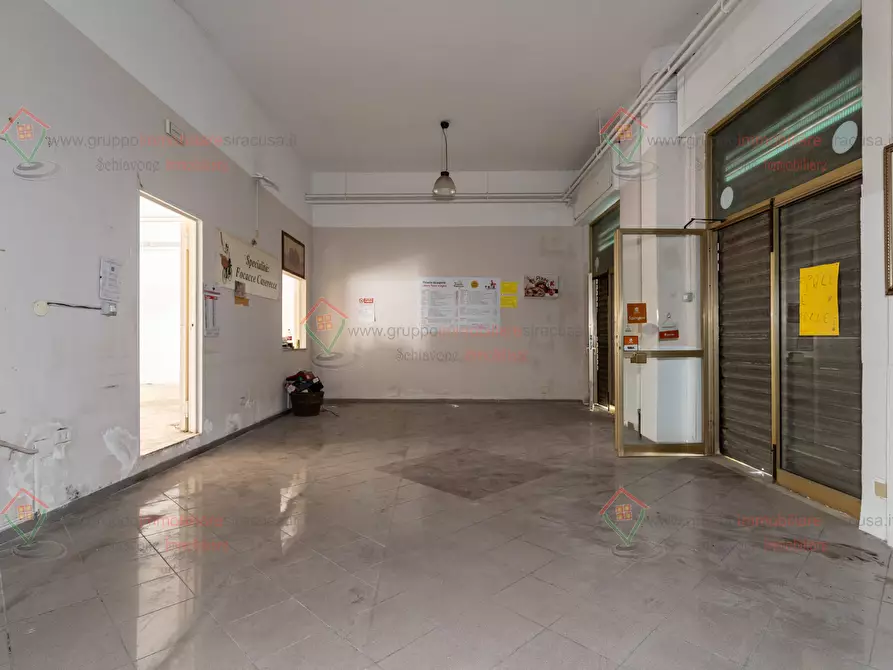 Immagine 11 di Locale commerciale in vendita  a Siracusa