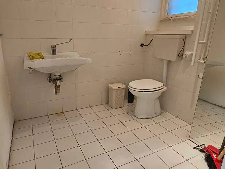 Immagine 19 di Locale commerciale in affitto  a Siracusa