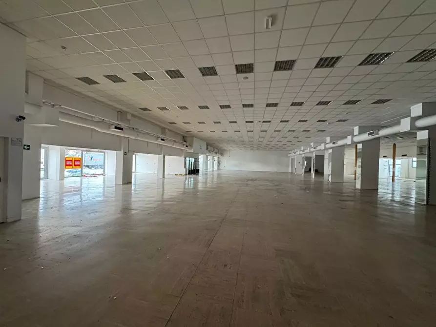 Immagine 7 di Locale commerciale in vendita  a Rimini