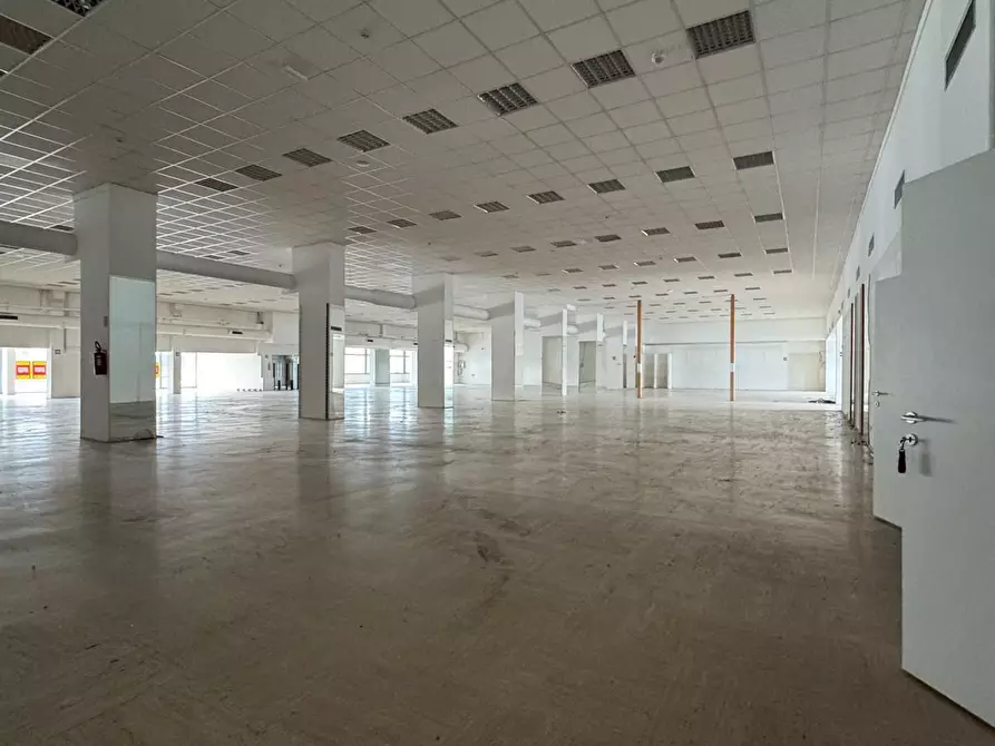 Immagine 6 di Locale commerciale in vendita  a Rimini