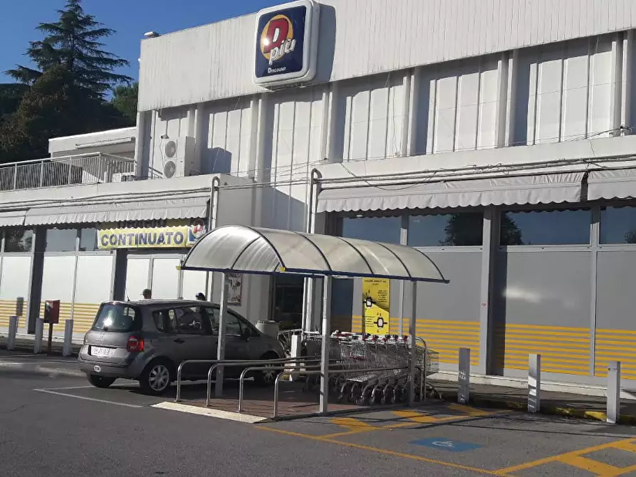 Immagine 1 di Locale commerciale in vendita  a Rimini