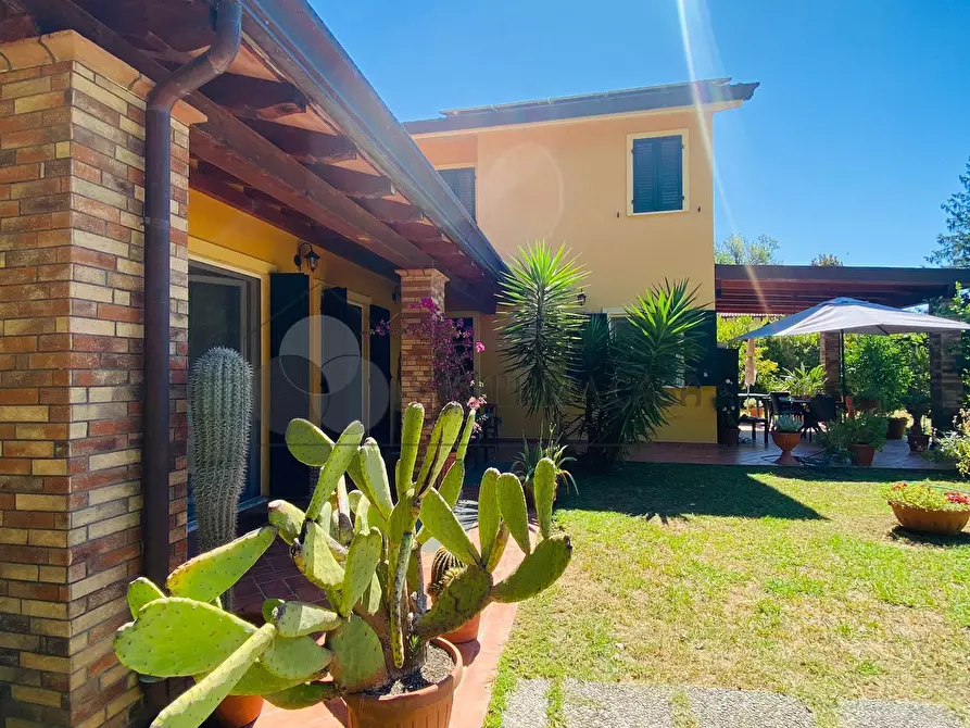 Immagine 1 di Villa in vendita  a Castelnuovo Magra