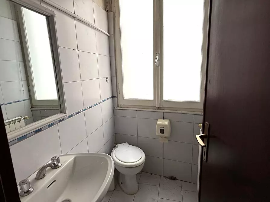 Immagine 7 di Locale commerciale in vendita  a Rovigo