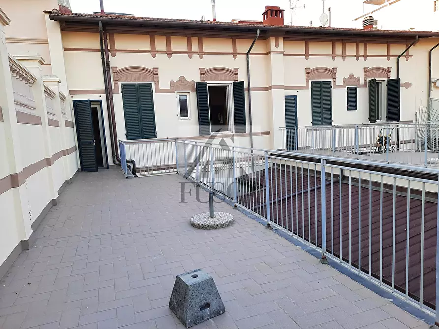 Immagine 40 di Palazzo in vendita  in via carrara 23 a Viareggio