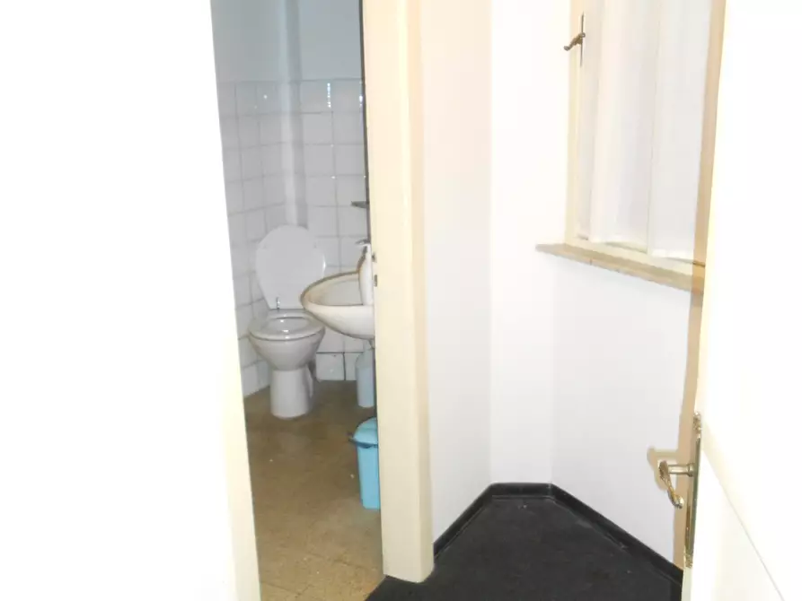 Immagine 13 di Ufficio in affitto  in s'anna circonvallazione a Lucca