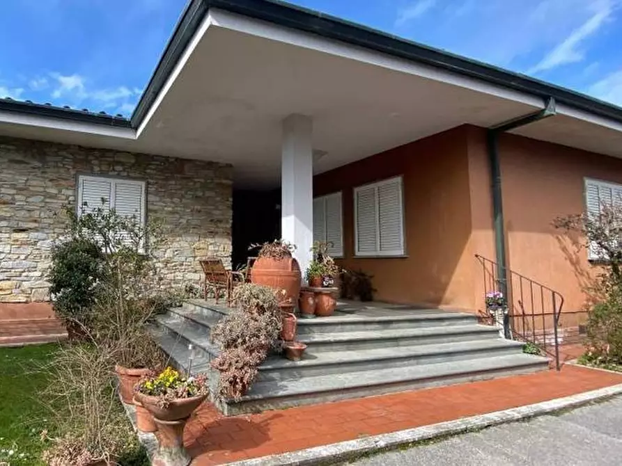 Immagine 1 di Villa in vendita  in Via Francesco Ferraris a Lucca