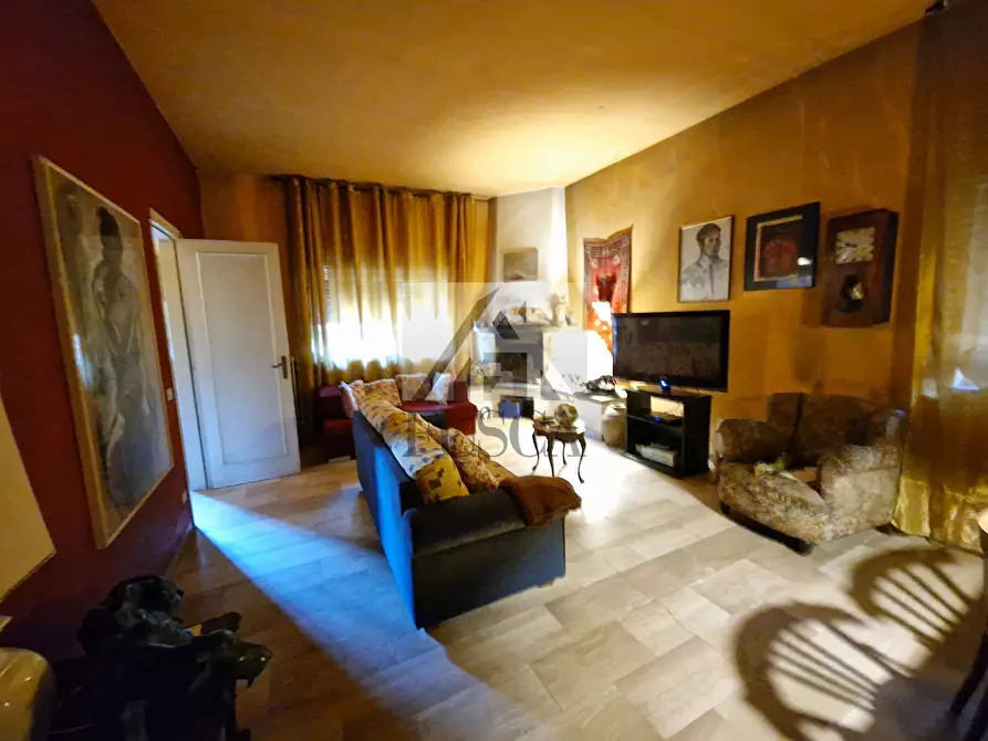 Immagine 1 di Villa in vendita  in Viale Lazzaro Papi a Lucca