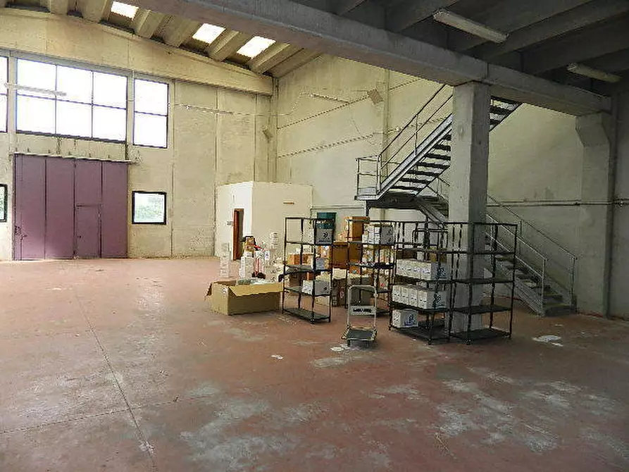 Immagine 10 di Capannone industriale in vendita  in Viale G. Puccini a Lucca