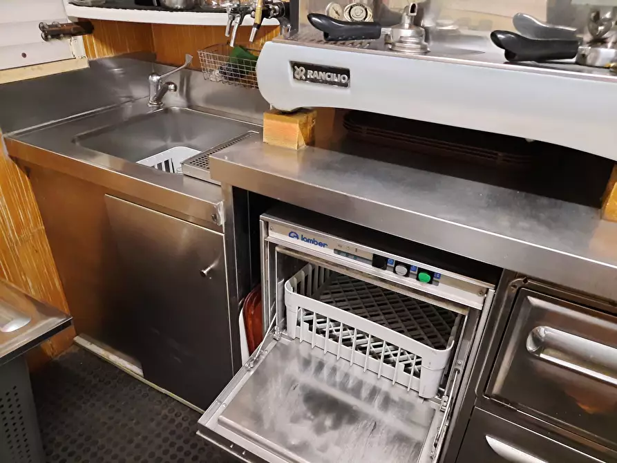 Immagine 14 di Attività commerciale in vendita  in Viale Regina Margherita a Viareggio