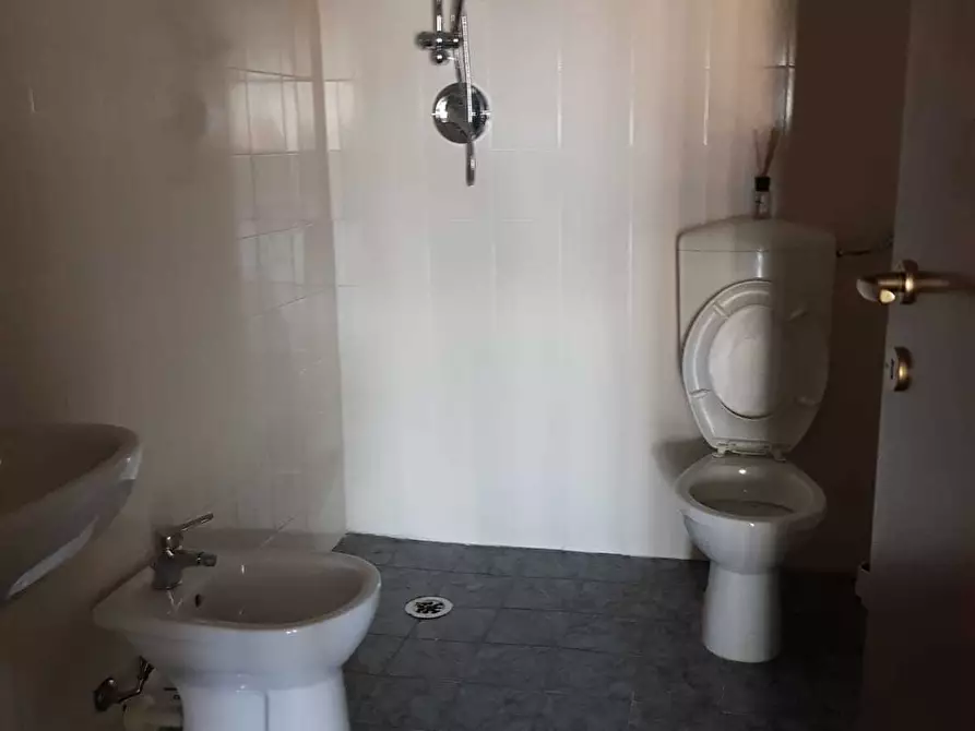 Immagine 2 di Ufficio in affitto  in Viale Castruccio Castracani a Lucca