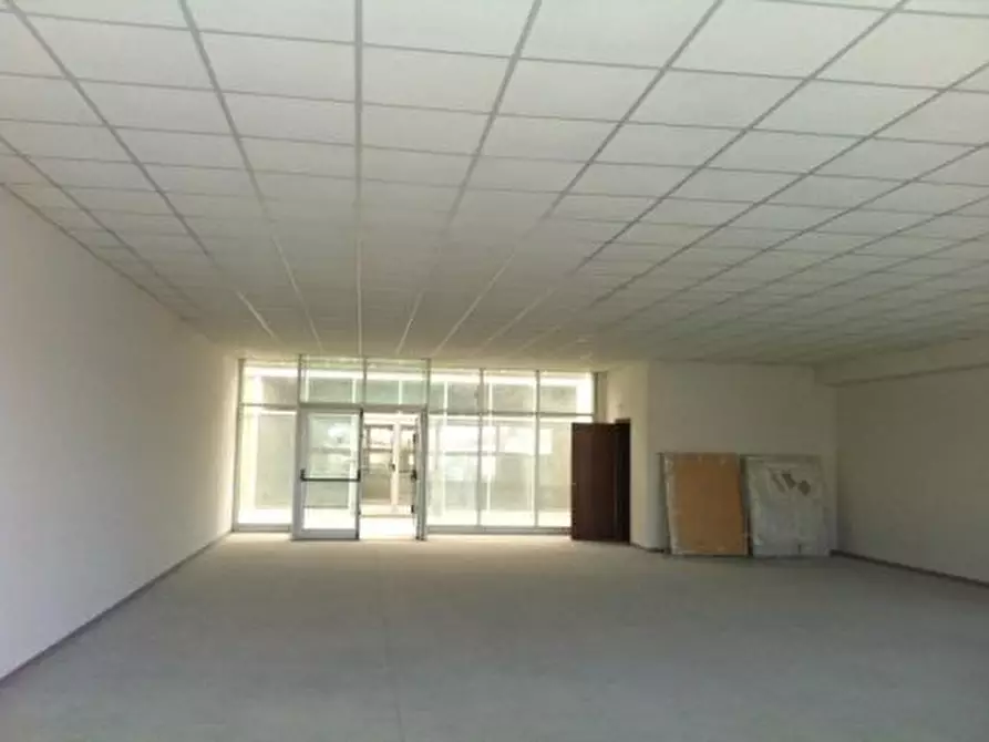 Immagine 7 di Locale commerciale in affitto  in Via Sarzanese a Lucca