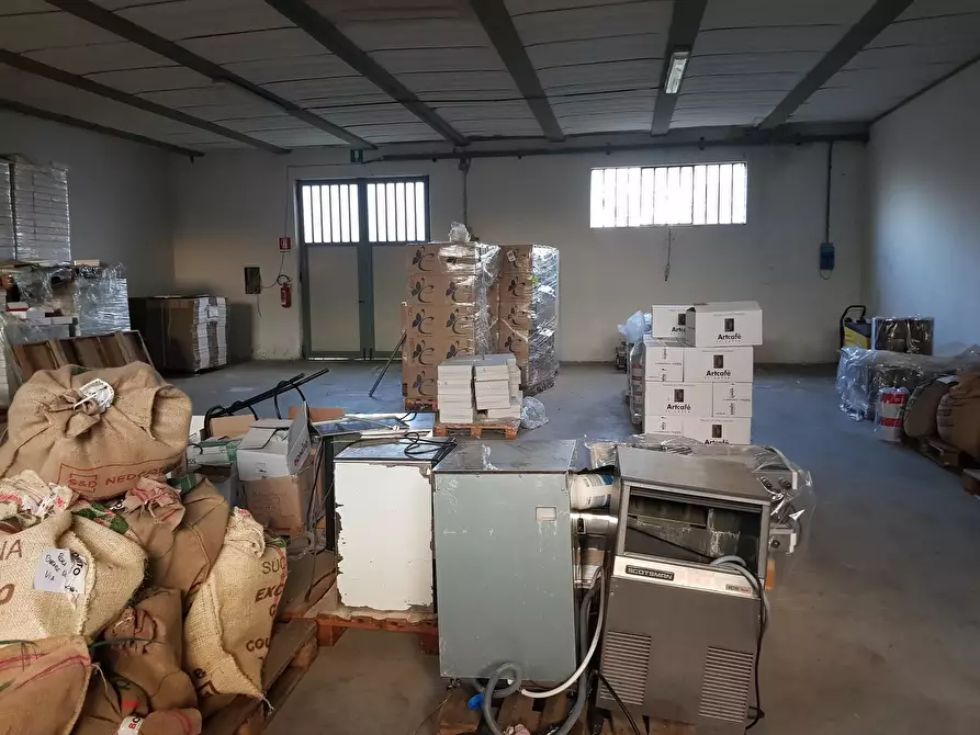 Immagine 2 di Attività artigianale in vendita  a Capannori