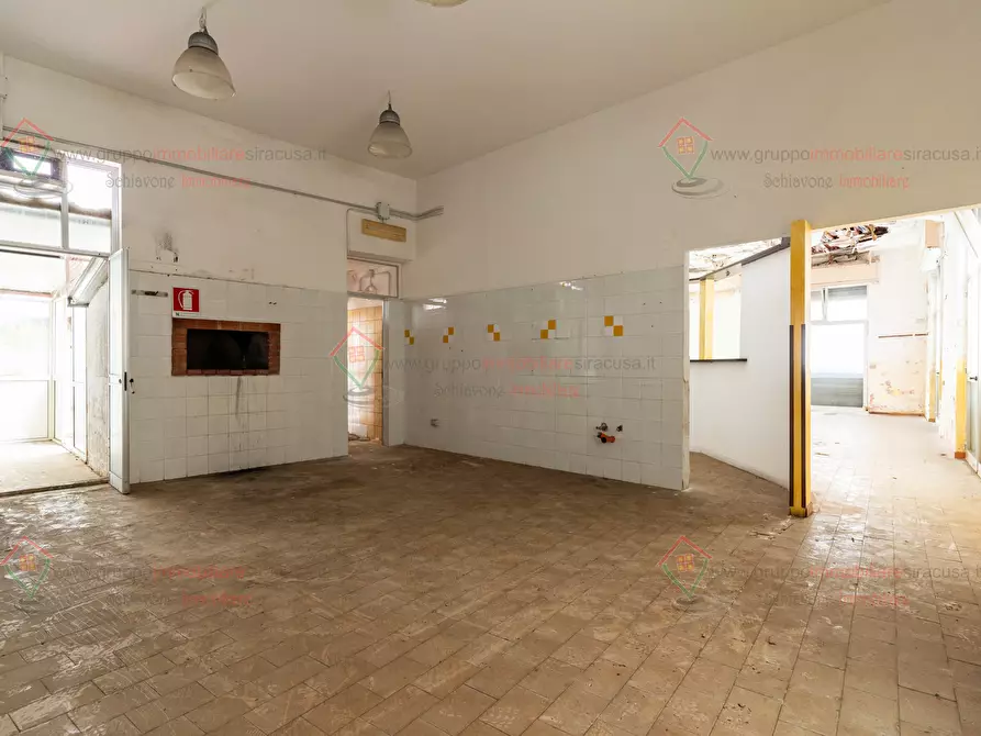 Immagine 12 di Locale commerciale in vendita  a Priolo Gargallo