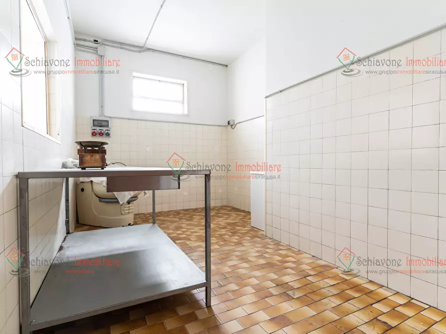 Immagine 15 di Locale commerciale in vendita  a Floridia