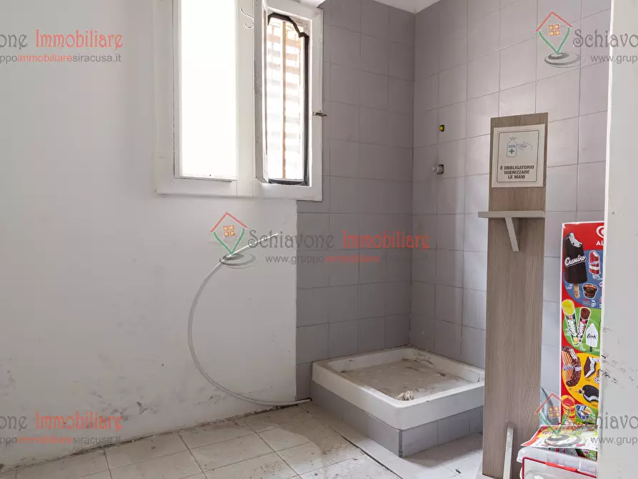 Immagine 8 di Locale commerciale in vendita  a Siracusa