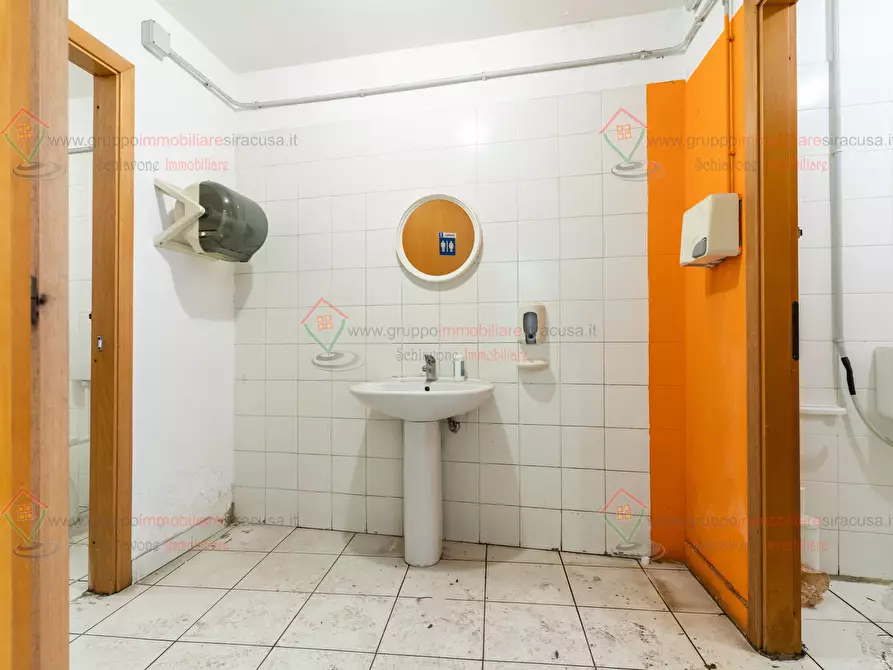 Immagine 11 di Locale commerciale in affitto  a Siracusa