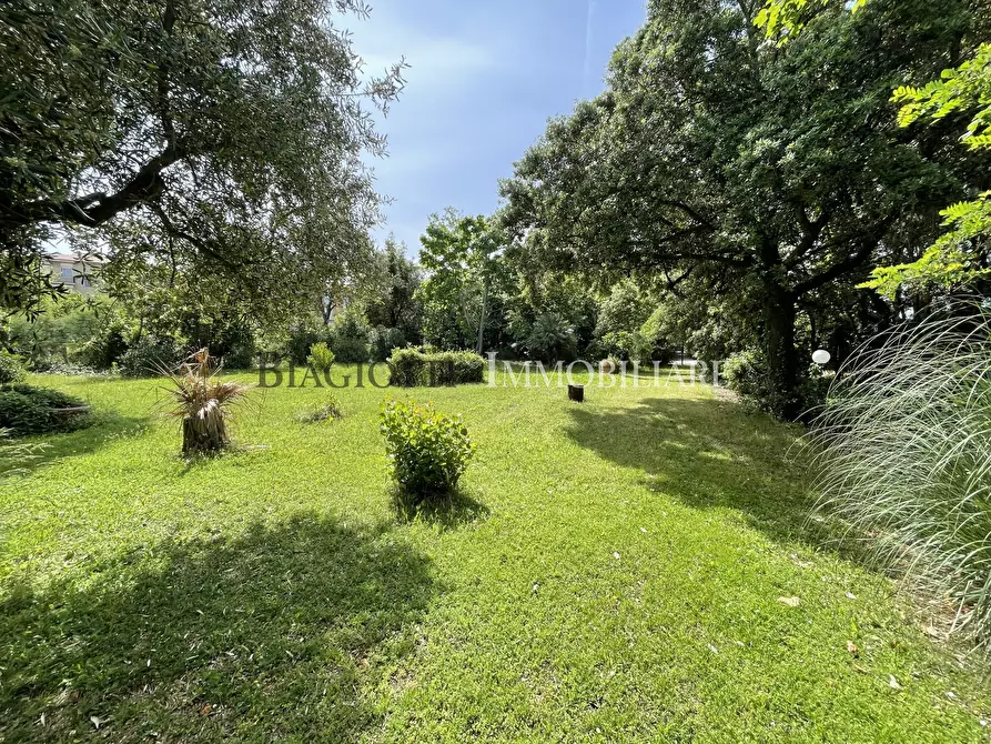 Immagine 9 di Villa in vendita  a Livorno