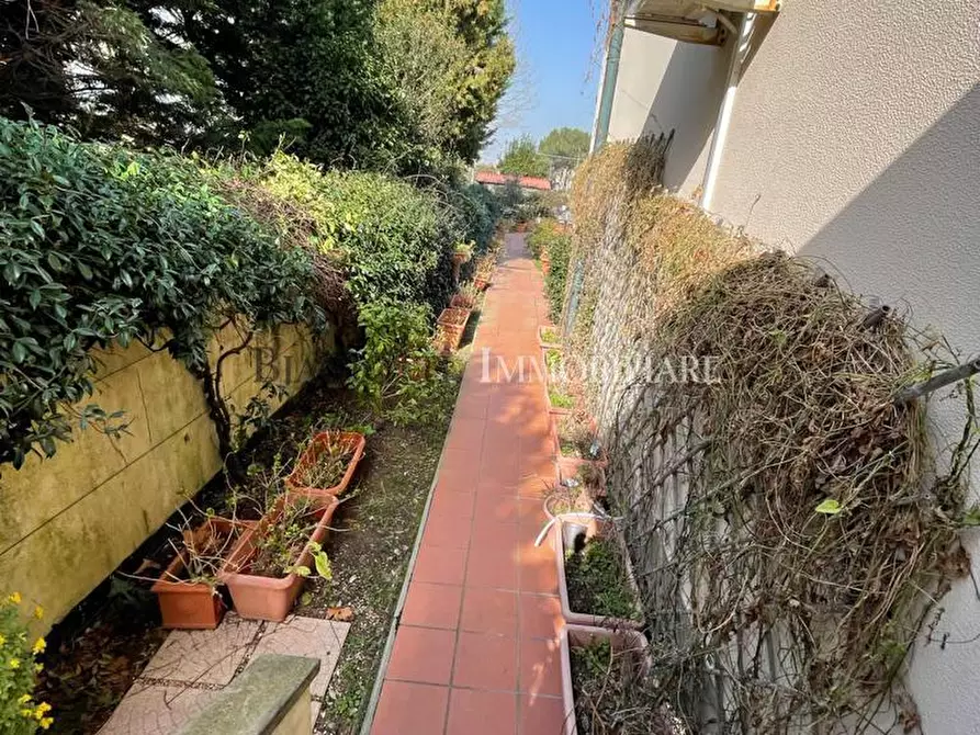 Immagine 11 di Casa semindipendente in vendita  a Livorno