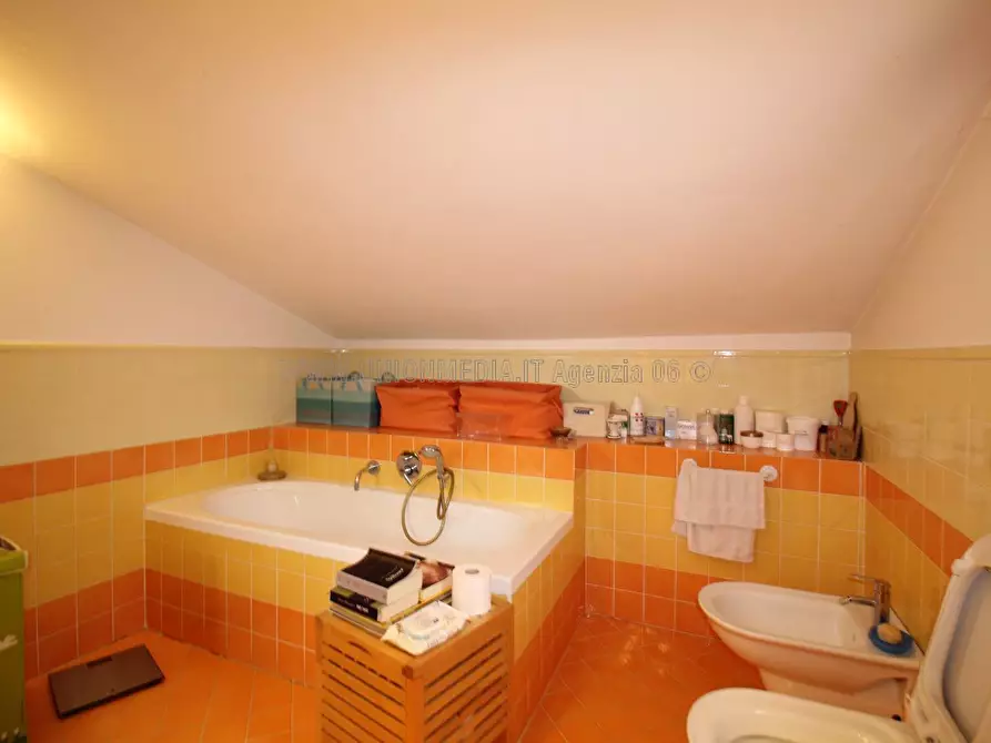 Immagine 18 di Casa indipendente in vendita  a Sarzana