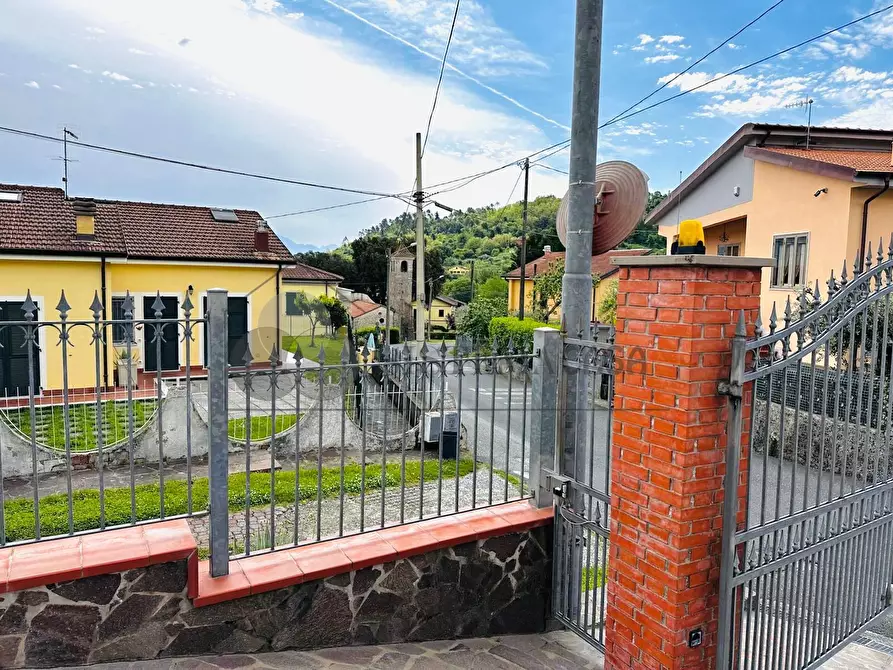 Immagine 2 di Villa in vendita  in Via 1º Maggio 12 a Follo