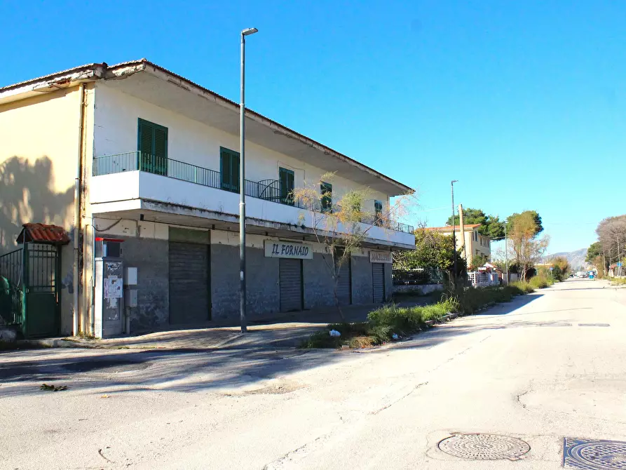 Immagine 28 di Trilocale in vendita  in Viale Michelangelo Buonarroti 42 a Castel Volturno