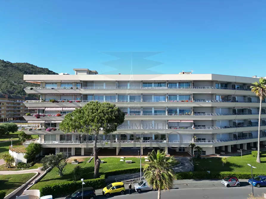 Immagine 1 di Pentalocale in vendita  in Lungomare Varaldo 67 a Ventimiglia