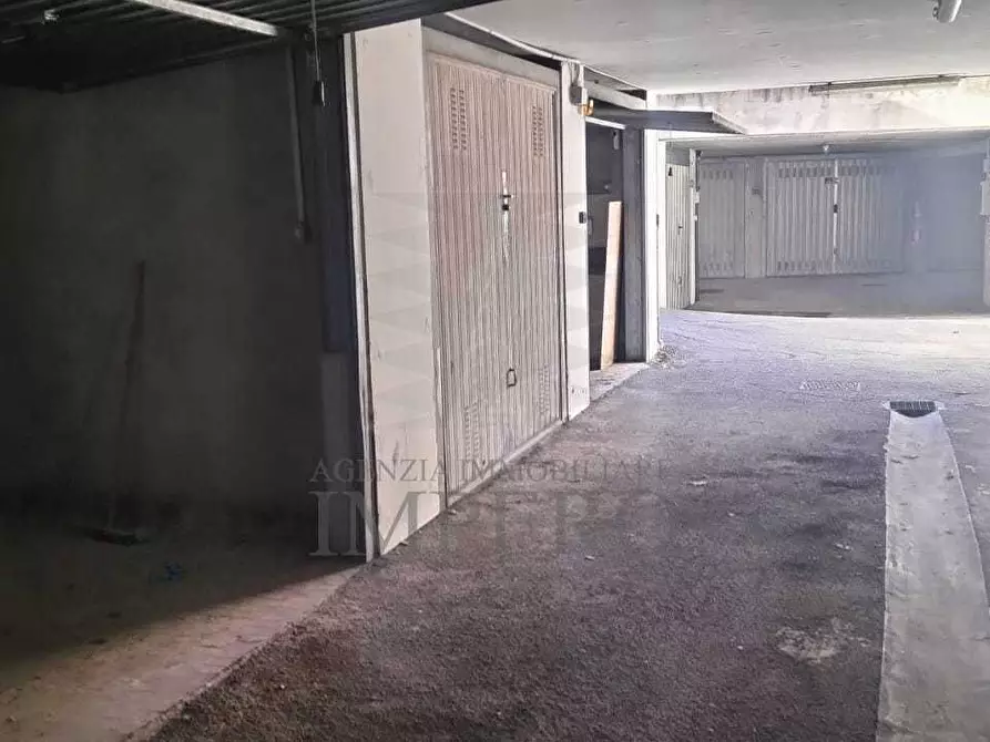 Immagine 1 di Garage in vendita  in Corso Limone Piemonte 86 a Ventimiglia