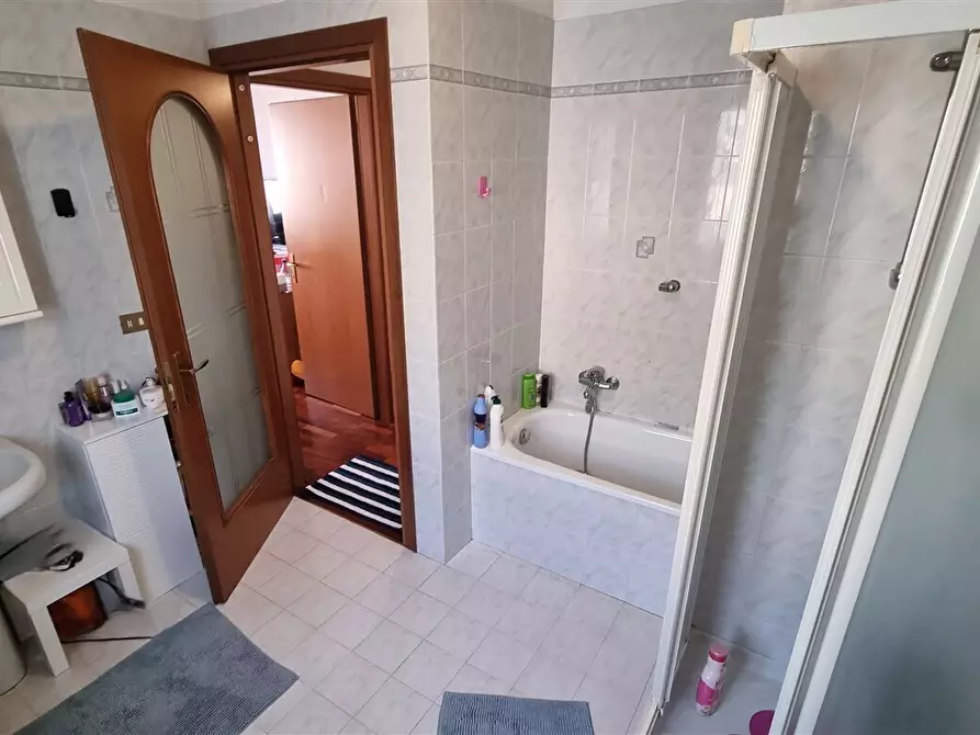 Immagine 15 di Trilocale in vendita  in Strada Val Parma 228 a Parma