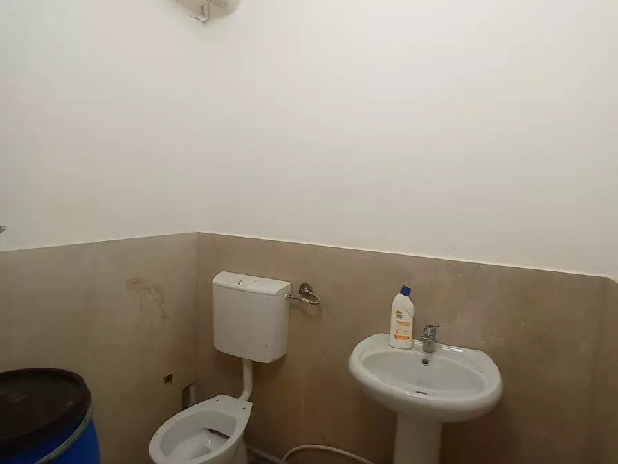 Immagine 19 di Locale commerciale in vendita  a Modena