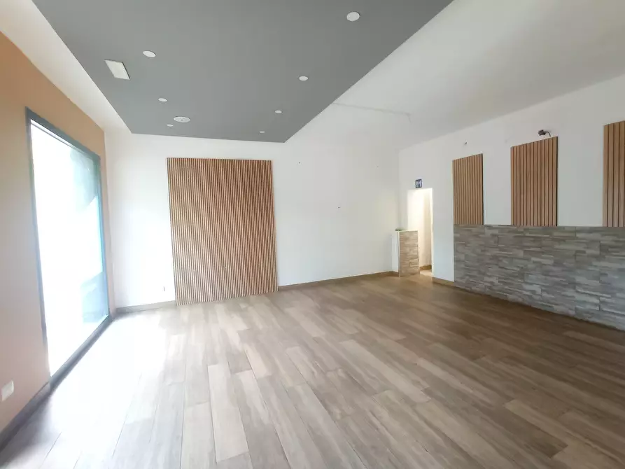 Immagine 1 di Locale commerciale in vendita  a Modena