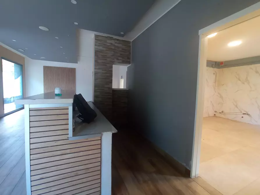 Immagine 10 di Locale commerciale in vendita  a Modena