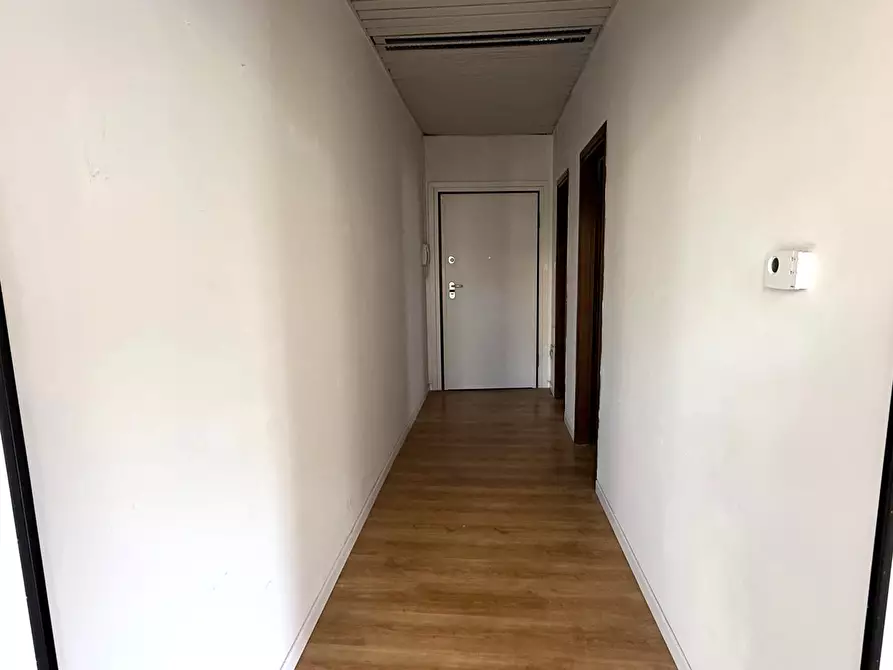 Immagine 5 di Locale commerciale in vendita  a Rovigo