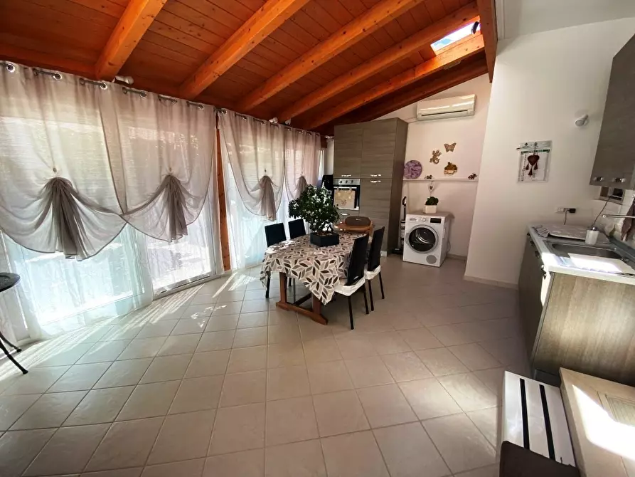 Immagine 11 di Villa in vendita  in Via Conversano 51 a Casamassima