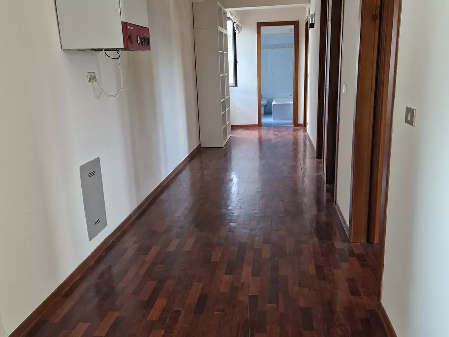 Immagine 9 di Ufficio in vendita  in alighieri a Lucca