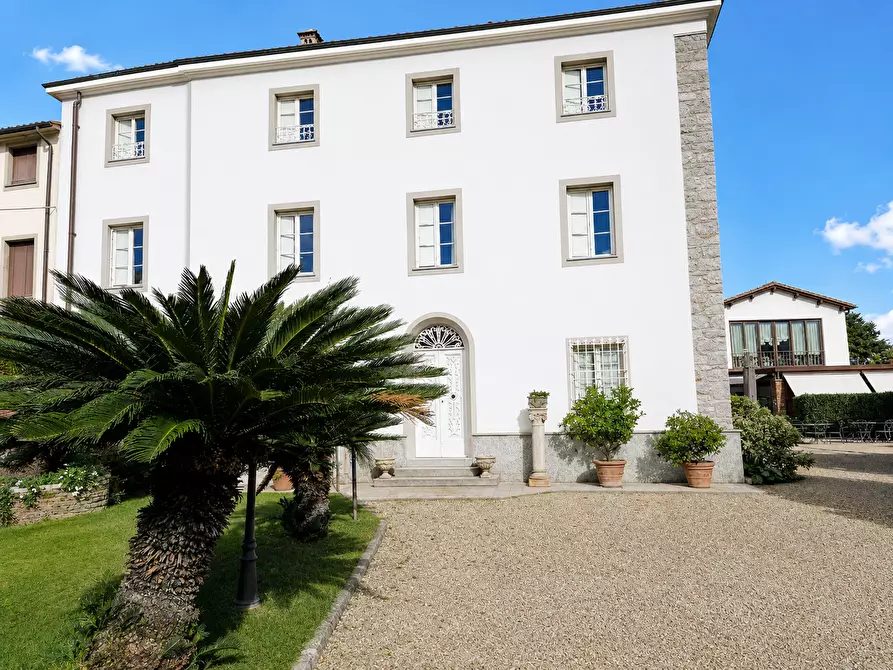 Immagine 1 di Villa in vendita  in Via di Poggio Seconda a Lucca