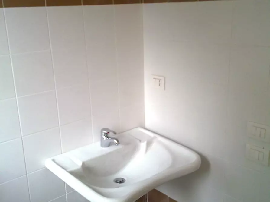Immagine 15 di Ufficio in affitto  in via de gasperi a Lucca