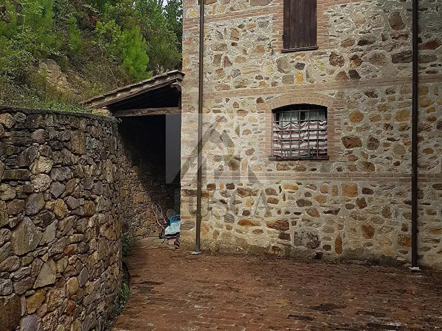 Immagine 31 di Rustico / casale in vendita  in di ronchi a Capannori