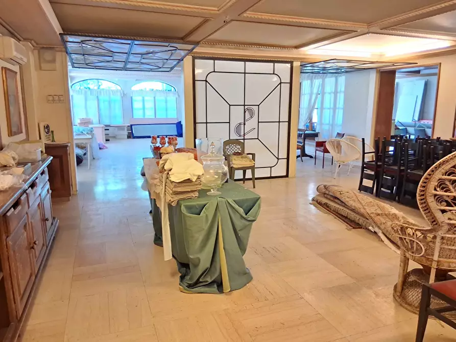 Immagine 2 di Locale commerciale in vendita  in Via Aurelia 184 a Viareggio