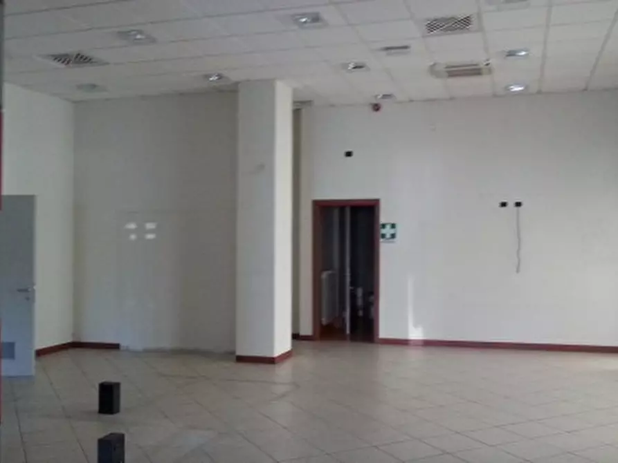 Immagine 6 di Locale commerciale in affitto  in Via Sarzanese a Lucca