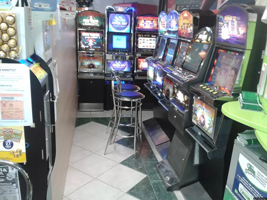 Immagine 2 di Tabaccheria in vendita  in Via della Madonnina a Lucca