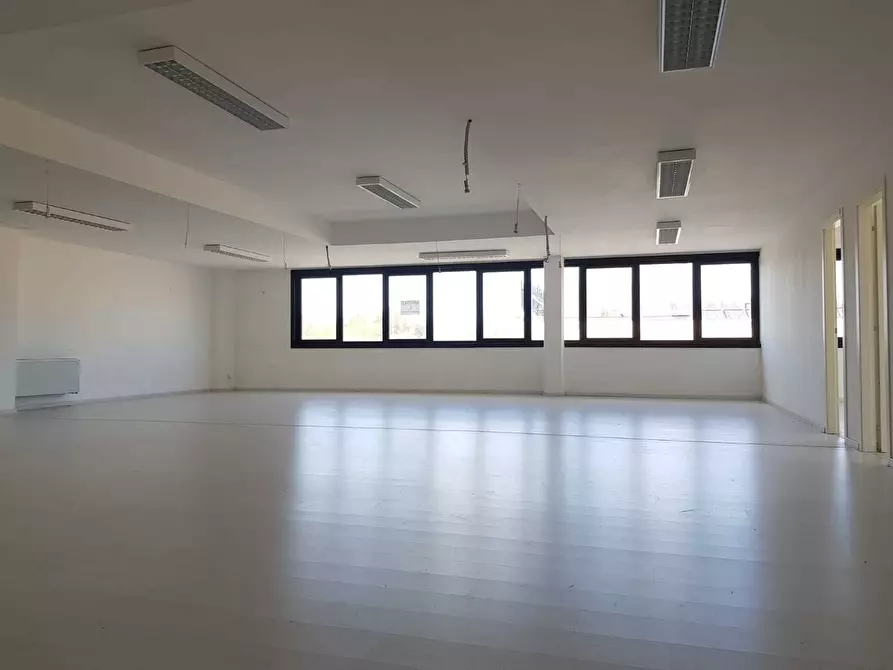 Immagine 7 di Ufficio in affitto  in Viale Castruccio Castracani a Lucca