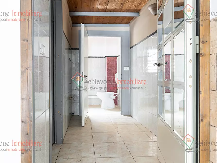 Immagine 10 di Locale commerciale in vendita  a Siracusa