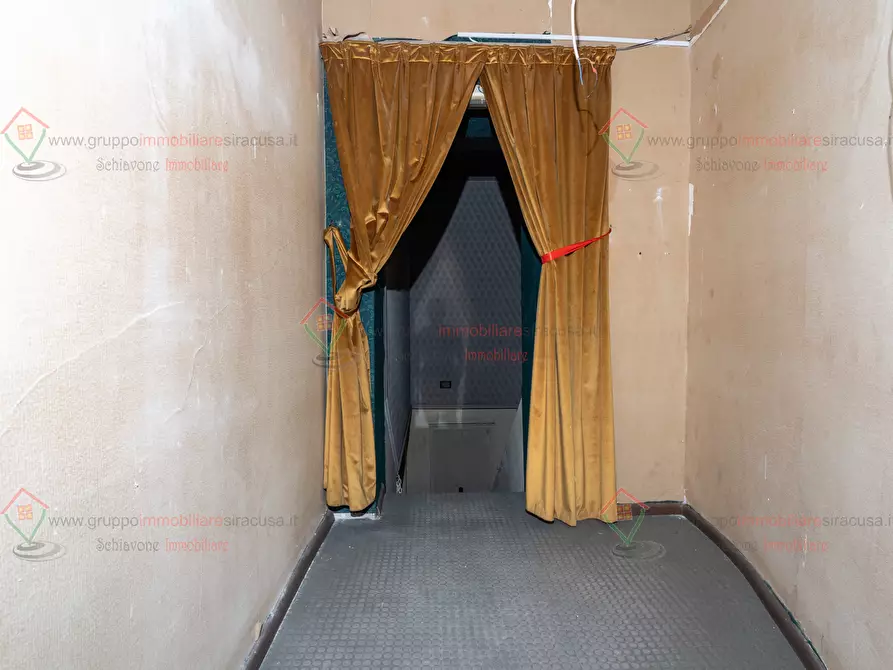 Immagine 17 di Locale commerciale in vendita  a Siracusa